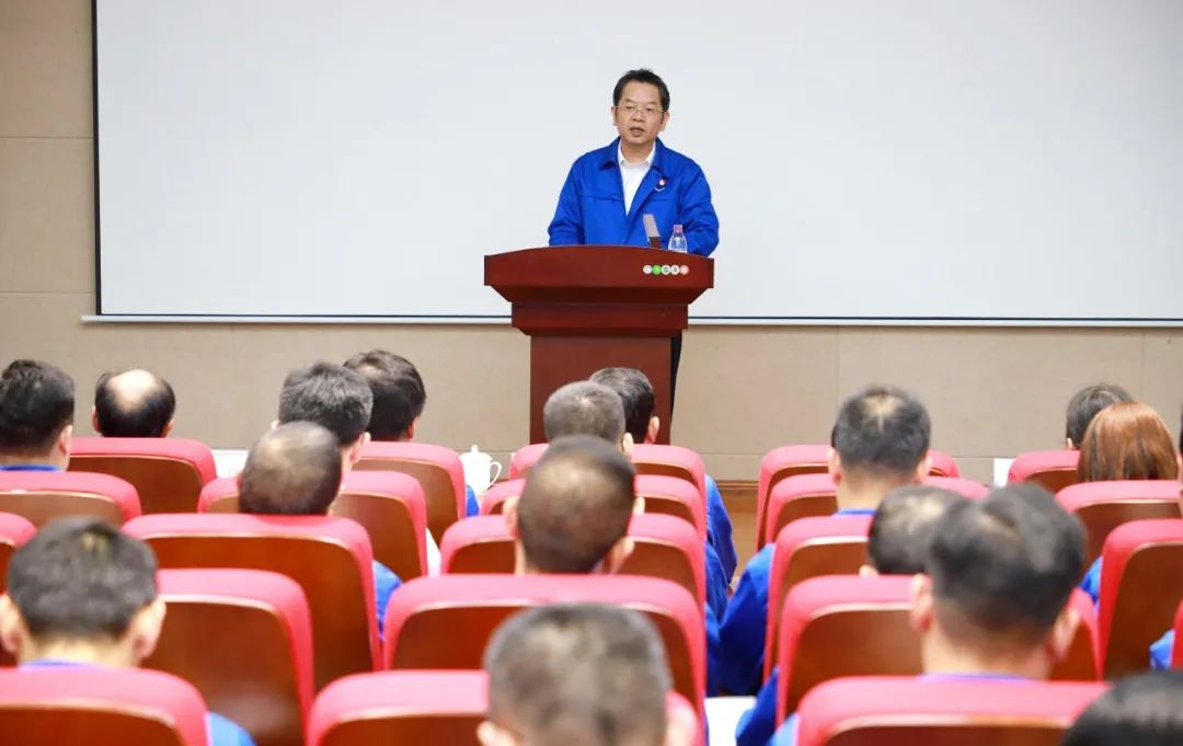 集团党委书记、董事长韦宏文作廉洁集体谈话.jpg